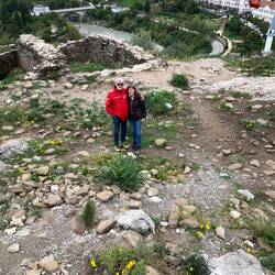 Auf dem großen Fels, die osmanischen Burgreste und wir 😂