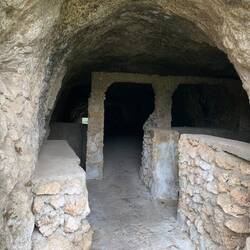 Die Höhle unter dem Felsmonument