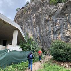 Gemeindezentrum im Bau neben dem Felsmonument