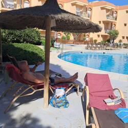 Am Pool ist es auch schön ruhäg