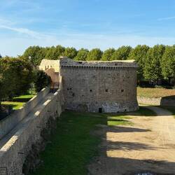 The Beaumanoir Tower on the inner wall, outer wall on the right