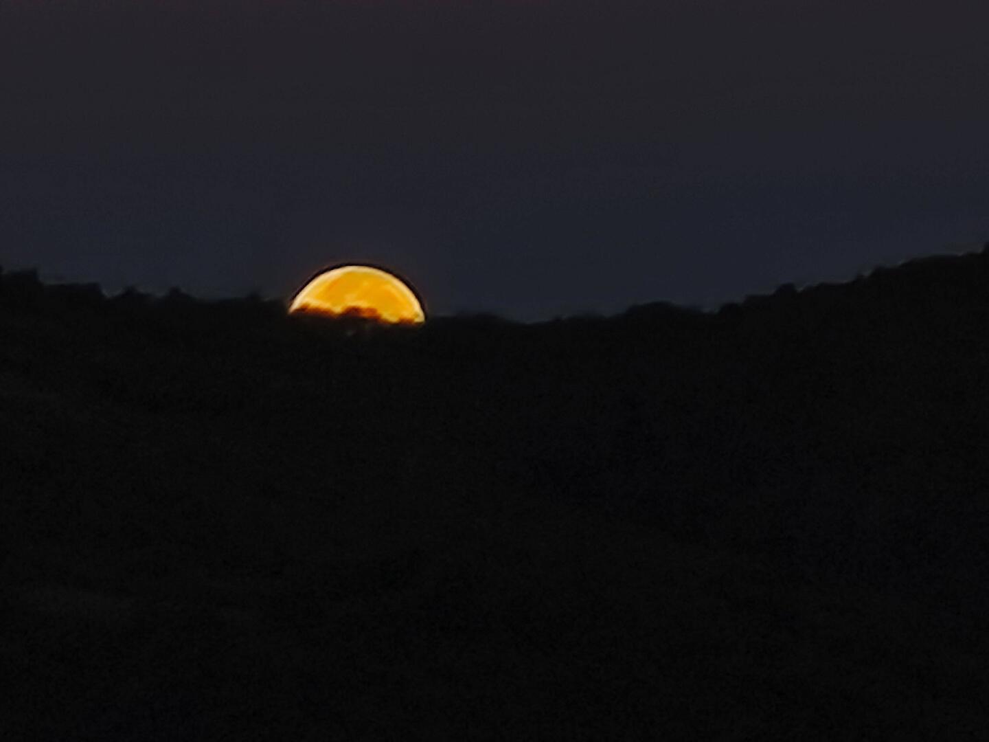 Der Mond geht unter, unser letzter Urlaubstag bricht an.