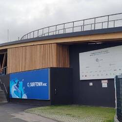 künstliche Wellen zum surfen... was es nicht alles gibt Hallbergmoos