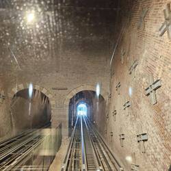 Standseilbahn im Tunnel