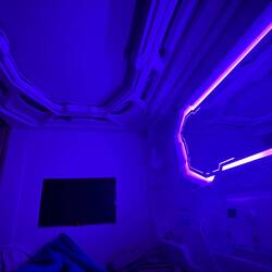 Incl. Fernseher, Radio, Steckdosen, Belüftung und sieht fast aus wie eine Stuckdecke