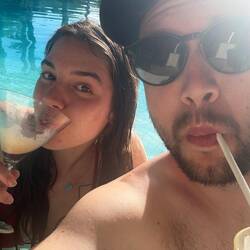 Prost aus der Poolbar - im Pool