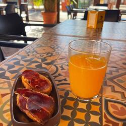 Quick stop for fresh squeezed orange juice and pintxos. Cost: €3. The highlight of today's walk. 😂