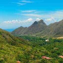 El valle de Espiritu Santu, man sieht die Basilika dahinter den Campus der UniMar
