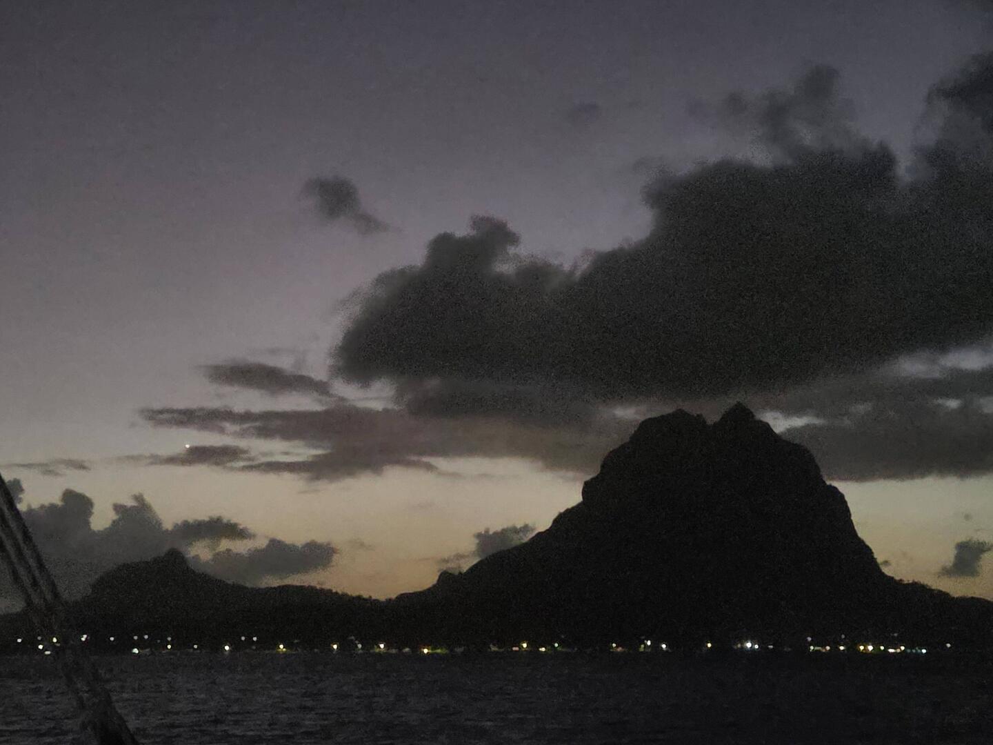 Il est 5 h. Bora Bora dors encore. Départ pour Tahaa