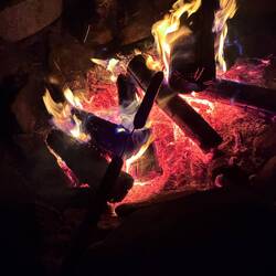 Würstchen über dem Lagerfeuer