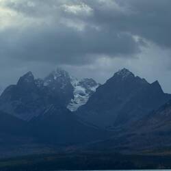 Eine Gesichtshälfte im Berg
