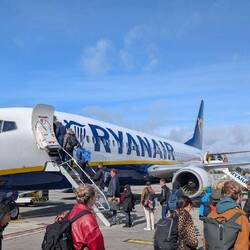 Ryanair. Rangiert in der Beliebtheit zwischen Bus und Flixtrain