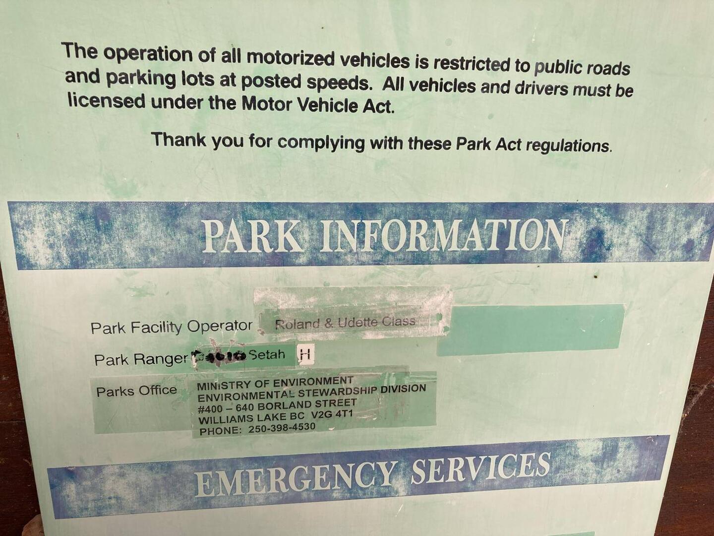 Hinweistafel am Campingplatz – mit vertrauten Namen.