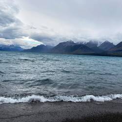 Am Ufer des Chilko Lake – Wind, Wellen und schneebedeckte Gipfel.