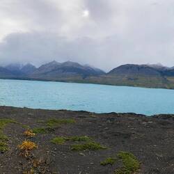 Panoramablick über den Chilko Lake – Wasser, Berge und Weite ohne Ende.