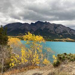 Zwischen Sturmwolken und Sonnenglanz – der Chilko Lake im herbstlichen Kontrast.