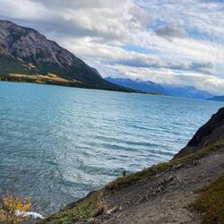 Blick entlang der Küste des Chilko Lake, wo Himmel und Berge verschmelzen.