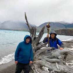 Roland, mein Vater und Jesaja am windigen Ufer des Chilko Lake.