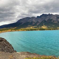 Türkises Leuchten unter dunklen Wolken – der Chilko Lake im Farbkontrast.