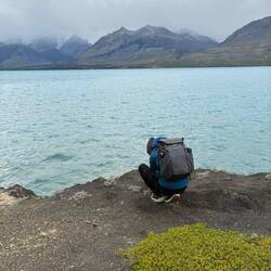 Jesaja vertieft im Moment – den perfekten Blick auf den Chilko Lake einfangend.