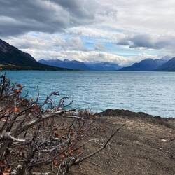 Der Chilko Lake zeigt sich majestätisch unter einem dramatischen Himmel.