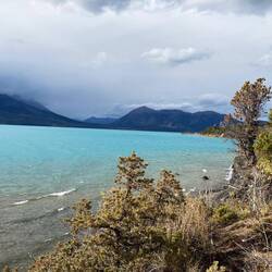 Türkises Wasser, klare Luft – der Chilko Lake in voller Schönheit.