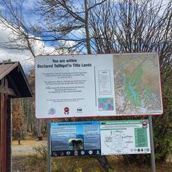 Hinweistafeln am Campingplatz – im Herzen des Tsilhqot’in-Territoriums.