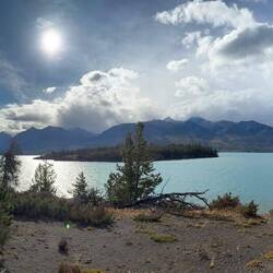 Zwischen Sonne, Wolken und Bergen – der Chilko Lake zeigt seine ganze majestätische Stille.