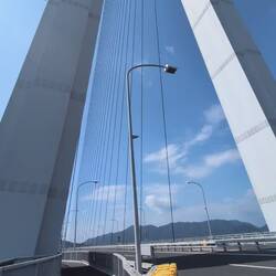 Auf der Brücke entlang