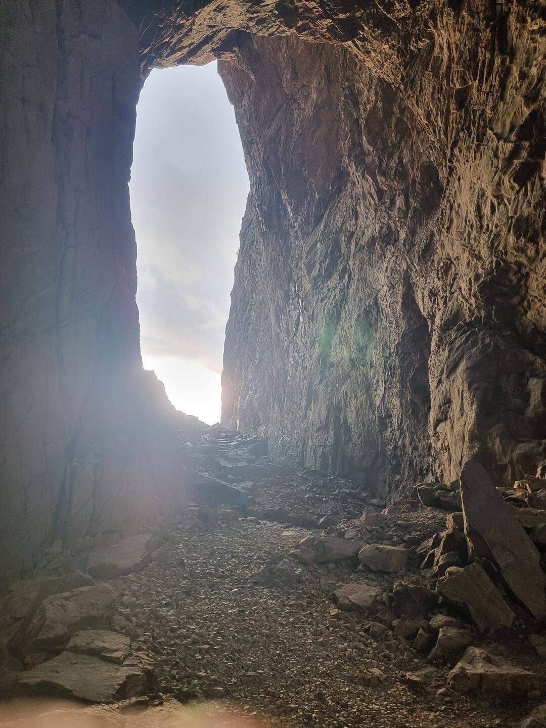 Genau in dem Augenblick, wo wir oben waren, leuchtete die Sonne durch das Loch