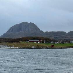 Noch einen Blick vom Wasser auf Torghatten