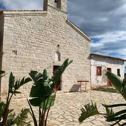 Kirche neben dem Café