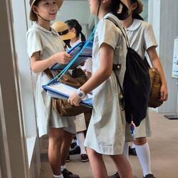 Schülerinnen im Museum