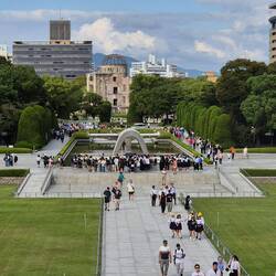 Blick vom Friedensmuseum in den Friedenspark und hinten das Friedensgebäude