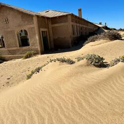 Die Sanddünen wachsen immer weiter in die Häuser hinein