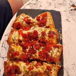 Lecker Überbackenenes Brot mit Chorizo