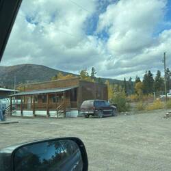 Ein kurzer Halt am kleinen Dorfladen der Natives – mitten im Nirgendwo.