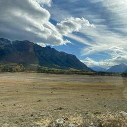 Nach dem Stopp an der Schule führte uns der Weg weiter durch das weite Tal Richtung Chilko Lake.