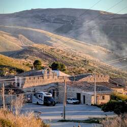 Unser Wohnmobil vor dem Castello di Baida