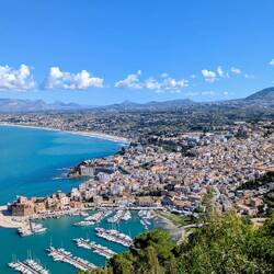 Blick auf Castellammare del Golfo und die ganze Bucht