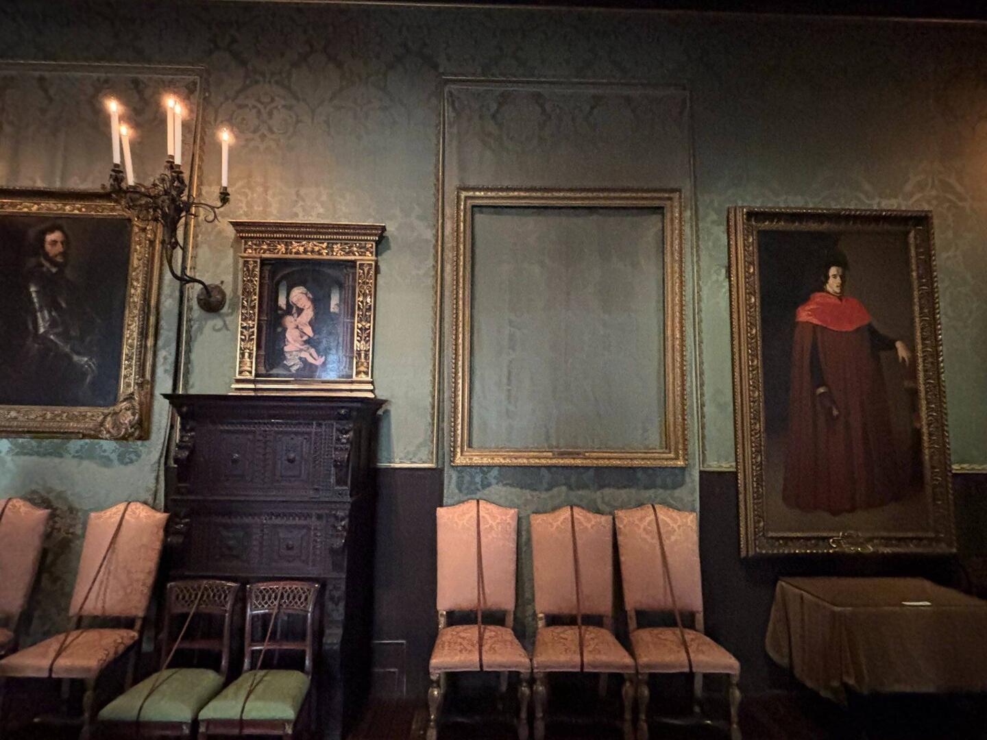 Hier hing mal 1 Rembrandt. Unmeisterlicher Diebstahl qua ALLE KNEBELN UND RENNEN