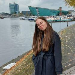 Das grüne Gebäude im Hintergrund ist das Museum