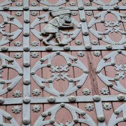 This character depicts the fact that the Basilica Santa Maria del Mar was built by locals