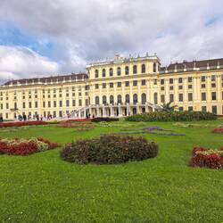 Schönbrunn Palace. The begonias mimic the 🇦🇹.