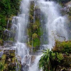 Wasserfall am Straßenrand