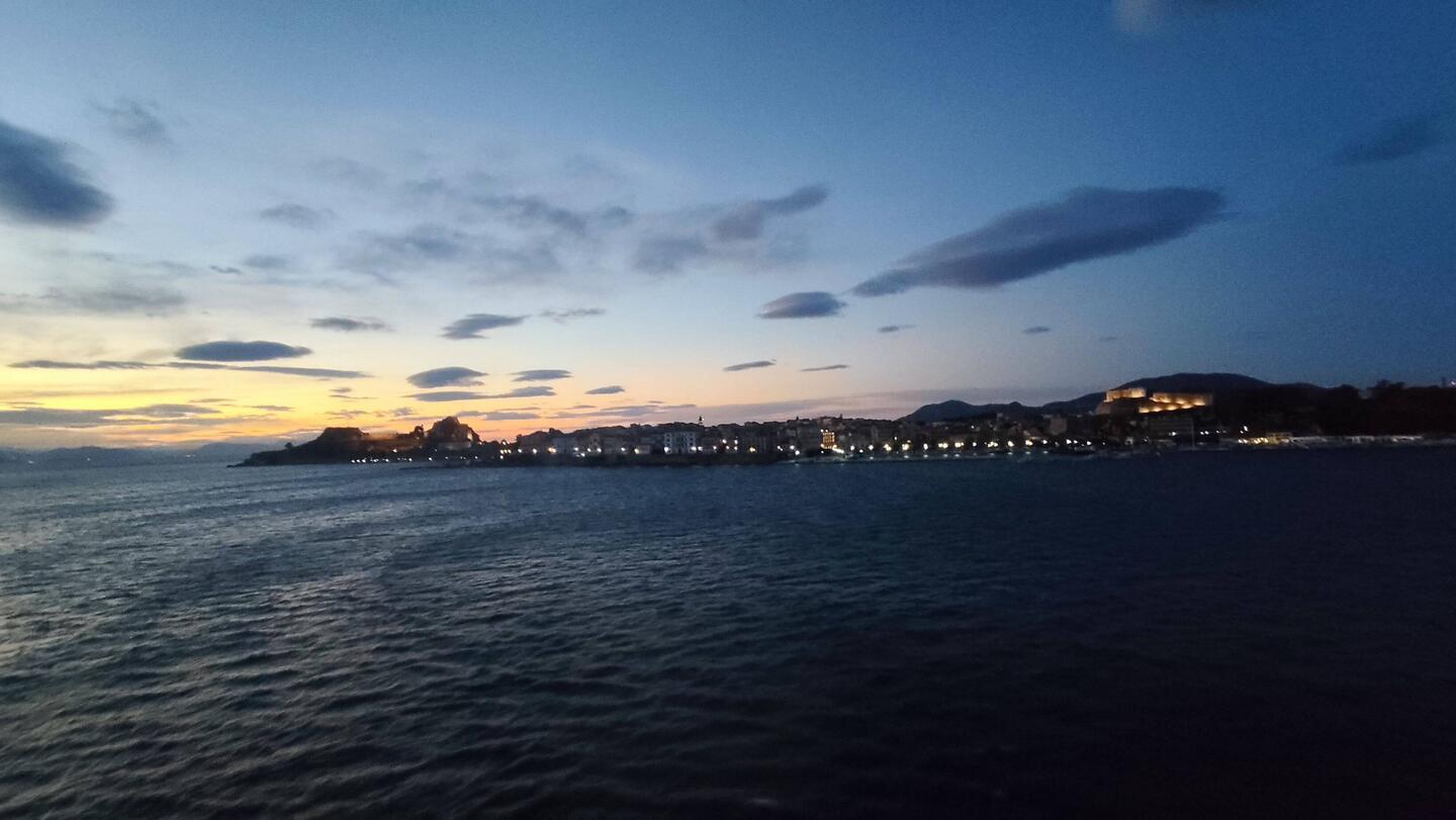 Einfahrt um 07:00 in Korfu