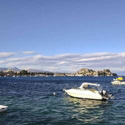 Bucht von Korfu mit Blick auf die Festung