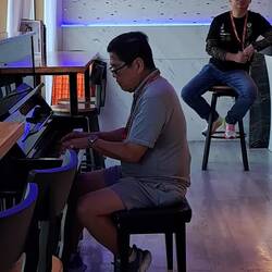 After lunch, fellow passenger Tony graced us w/ his piano skills.