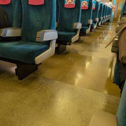 Im Zug (man könnte vom Fussboden essen)