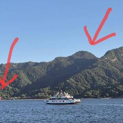 Links das Tor im Wasser und oben der Mount Misen